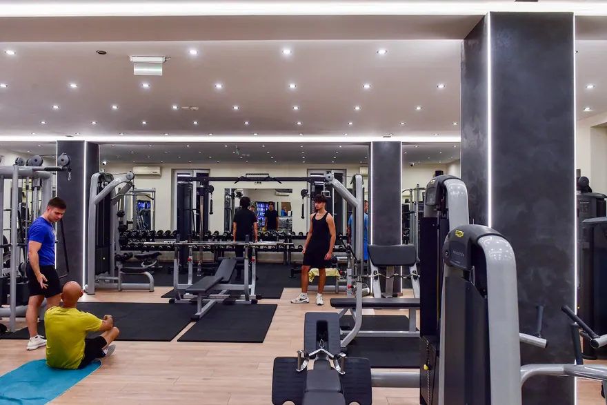 Edzés közbeni segítség a Robika Gym súlyzós termében
