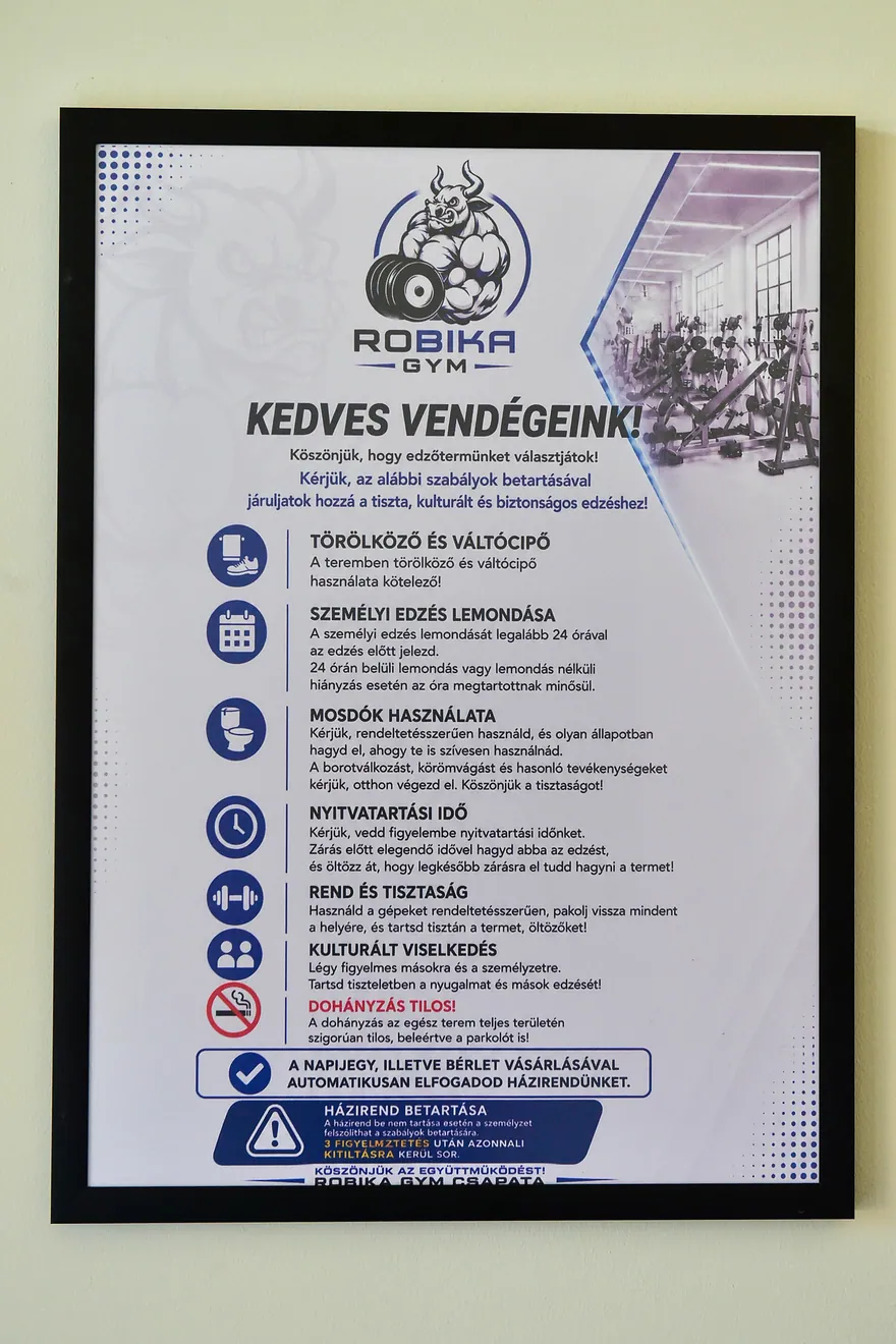 Kedves Vendégeink feliratú, bekeretezett házirendi tájékoztató a Robika Gym falán