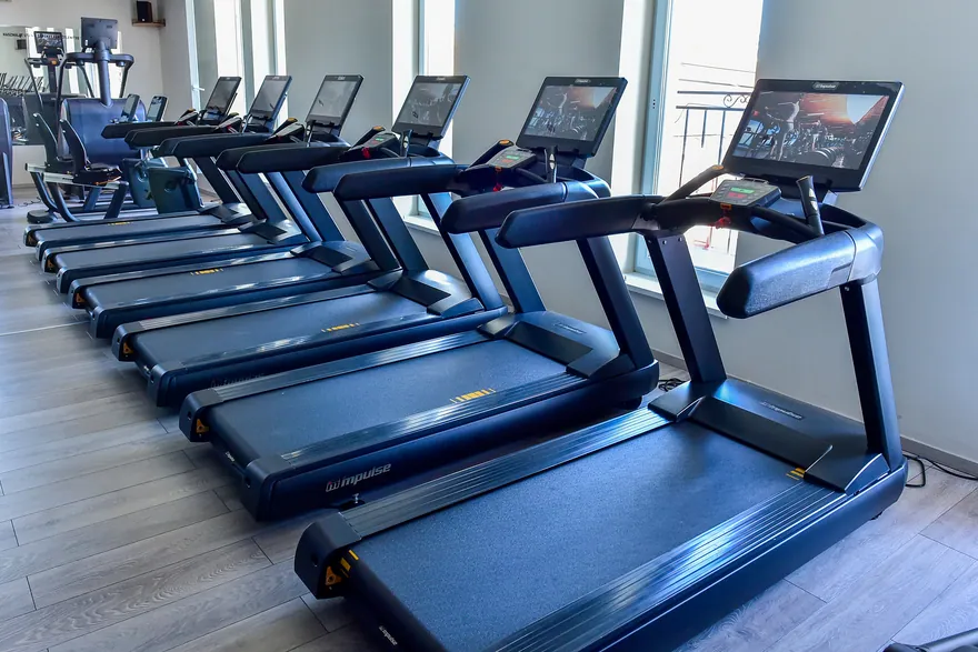 Futópadok egymás mellett a Robika Gym világos kardiórészlegében