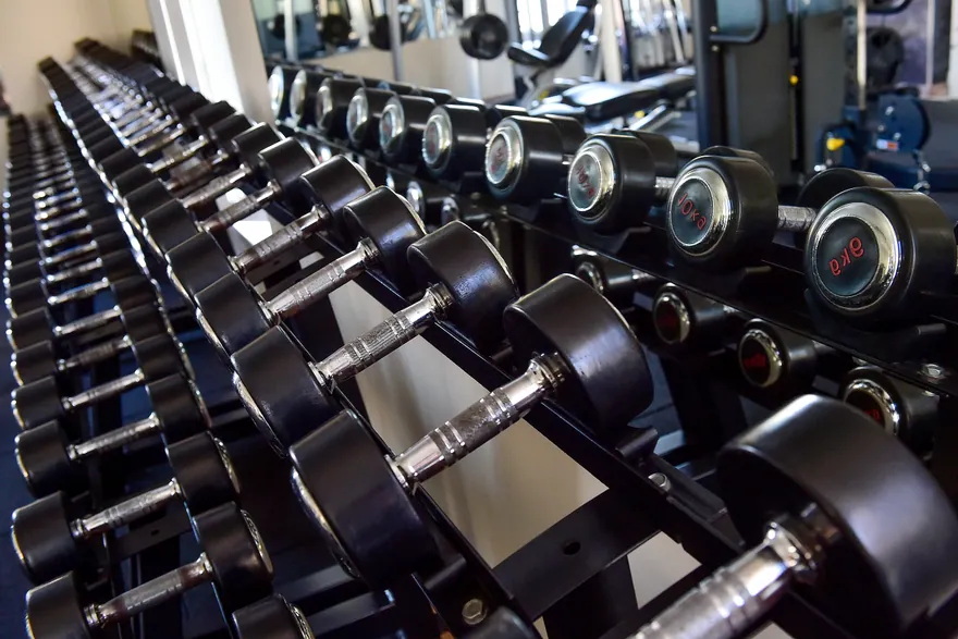 Kézi súlyzók rendezett sorai a Robika Gym szabadsúlyos részlegében