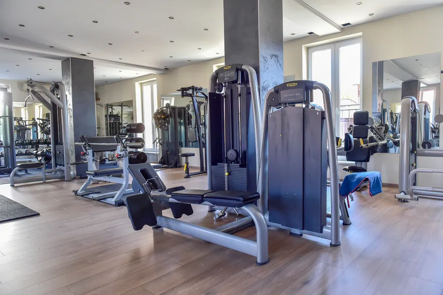 Erőgépek és tükrös edzőtér a Robika Gym Rákos úti termében