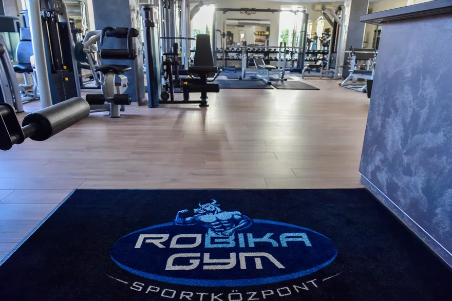 Robika Gym logós szőnyeg a gépekkel berendezett edzőtér bejáratánál