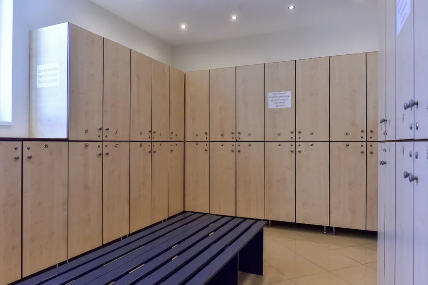 Öltözőszekrények és ülőpad a Robika Gym öltözőjében