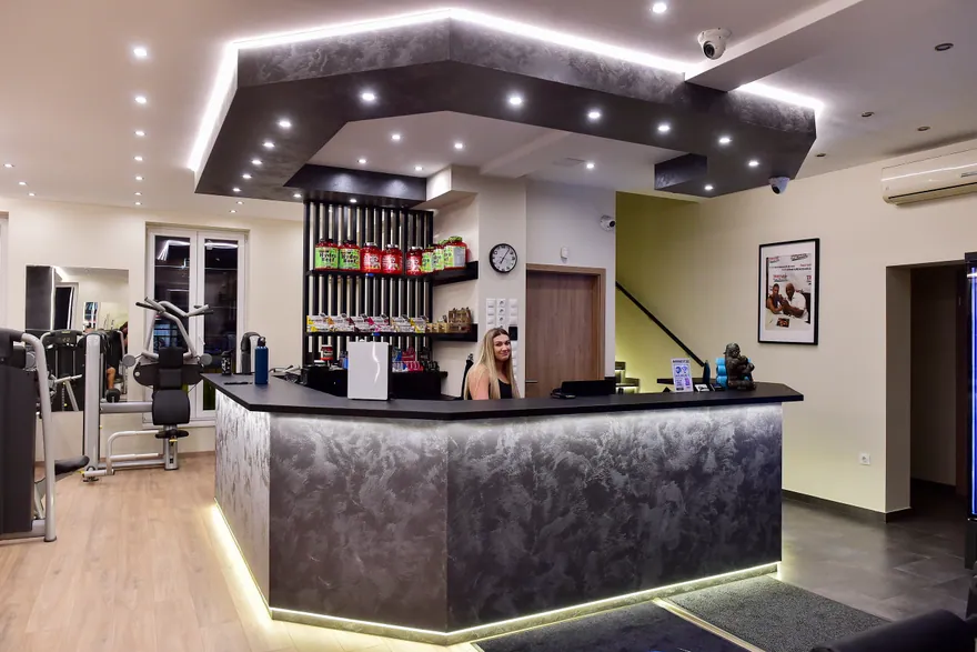 A Robika Gym recepciója megvilágított pulttal a Rákos úton