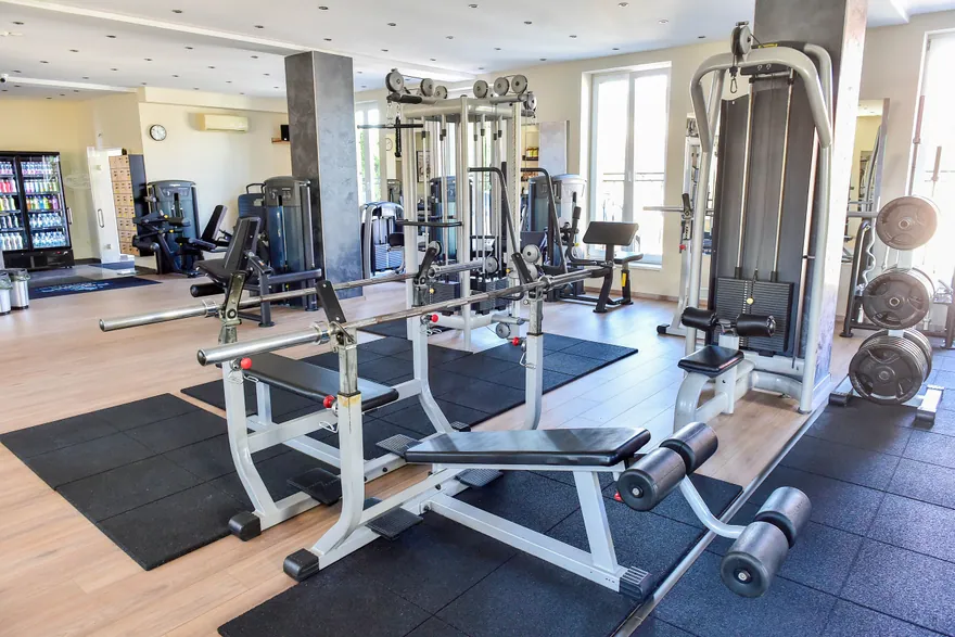 Edzőpadok és súlyzós gépek a Robika Gym tágas edzőterében