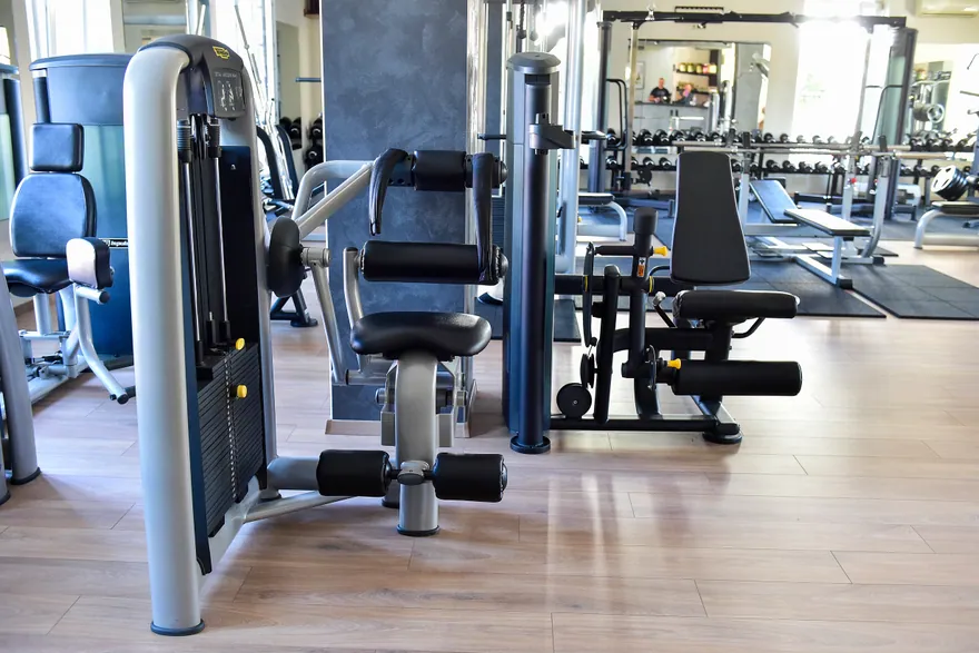 Állítható üléses erőgépek a Robika Gym világos, tükrös edzőterében